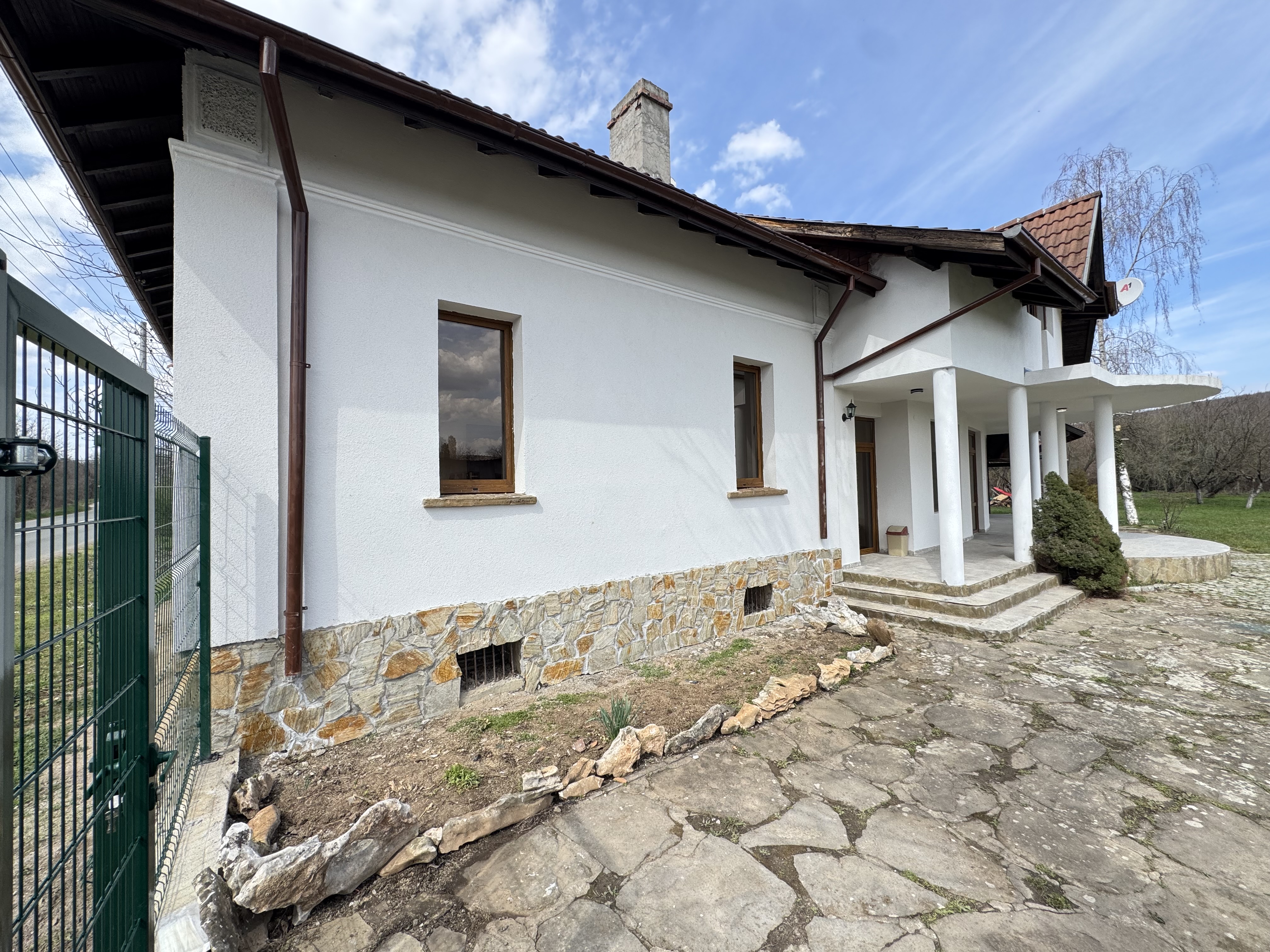 Ремонт на масивна двуетажна къща с цел продажба